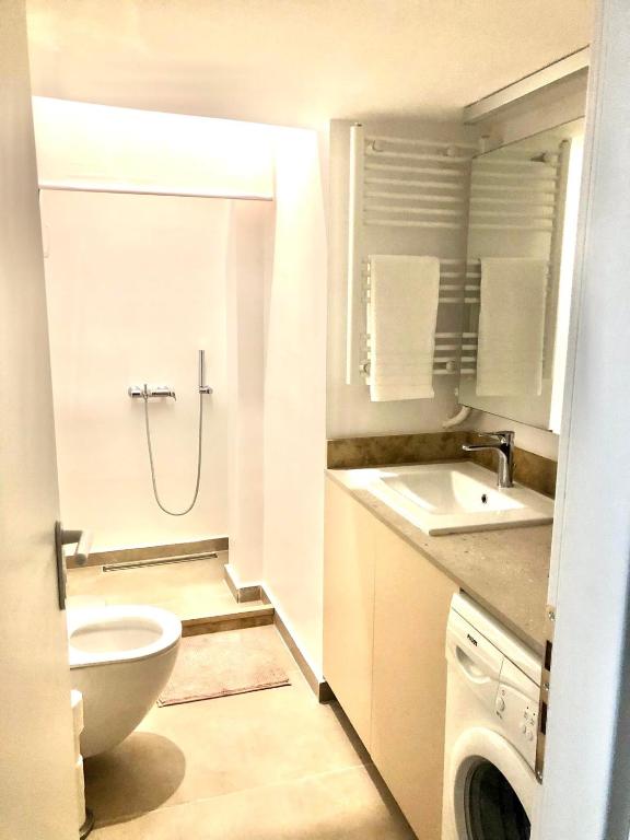 Zdjęcie z galerii obiektu Bright Spacious Modern 3rd flr City Oasis-Sleeps 5 w Atenach