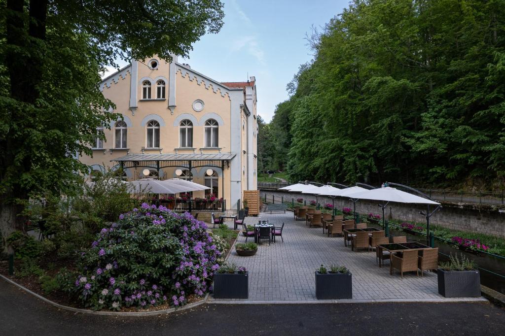 Ogród w obiekcie Villa Basileia Riverside