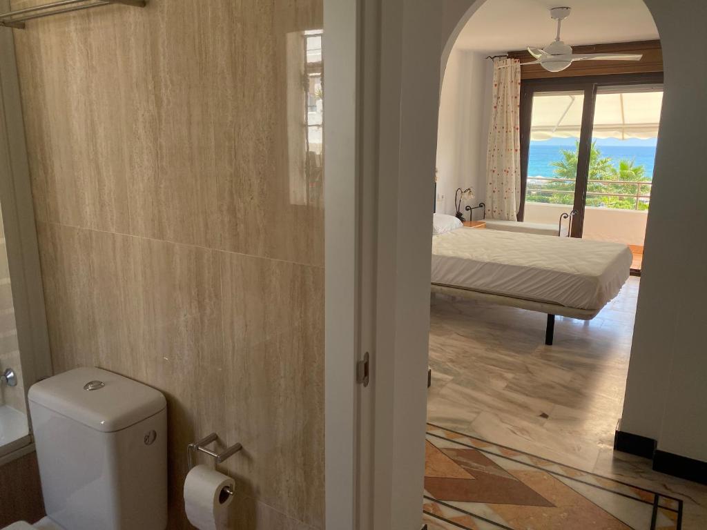 Koupelna v ubytování Magnifico Chalet primera línea de playa Manilva
