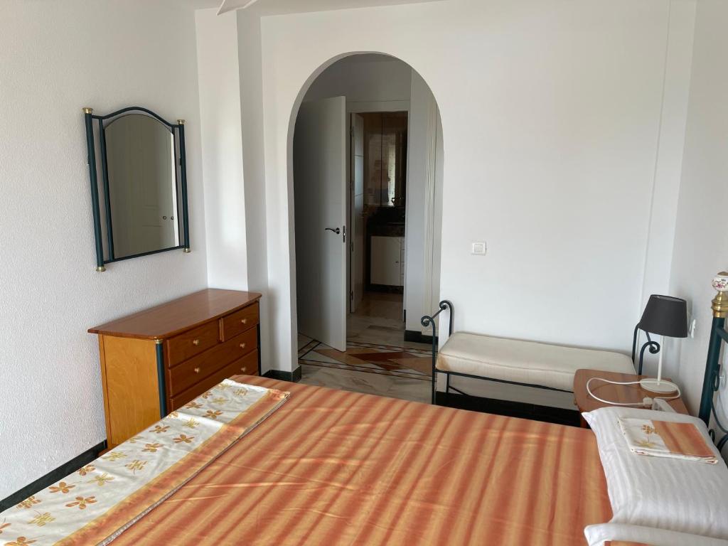 Postel nebo postele na pokoji v ubytování Magnifico Chalet primera línea de playa Manilva