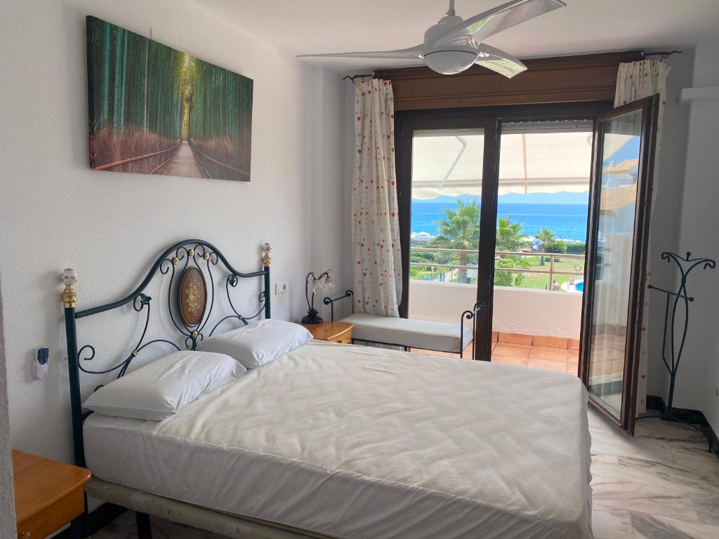 Postel nebo postele na pokoji v ubytování Magnifico Chalet primera línea de playa Manilva
