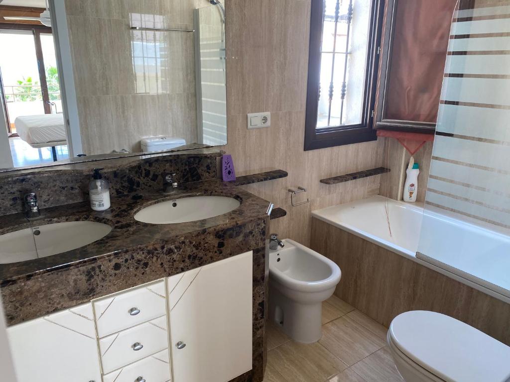 Koupelna v ubytování Magnifico Chalet primera línea de playa Manilva