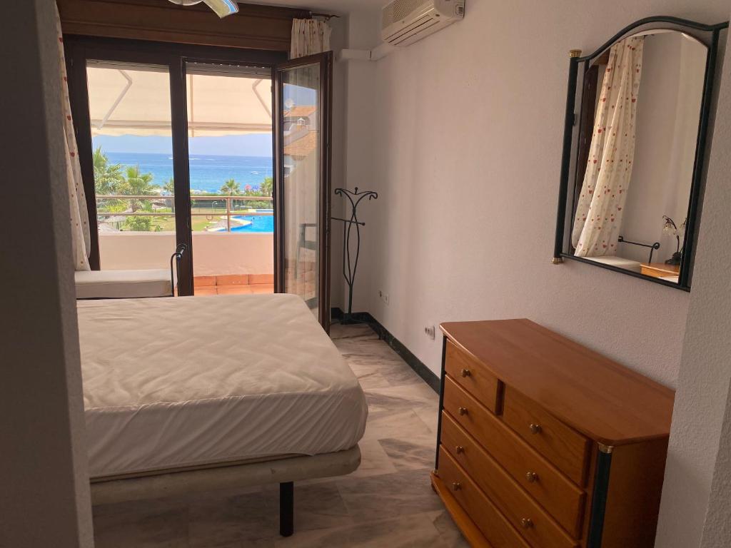 Postel nebo postele na pokoji v ubytování Magnifico Chalet primera línea de playa Manilva