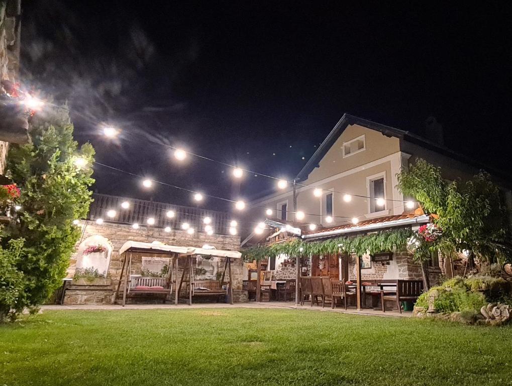 una casa con luces en un patio por la noche en Chamurkov Guest House en Veliko Tŭrnovo