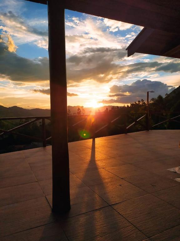 Východ nebo západ slunce při pohledu z aparthotelu nebo okolí