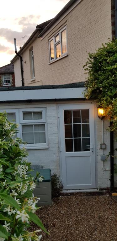 uma garagem branca com uma porta branca numa casa em 20 em Guildford
