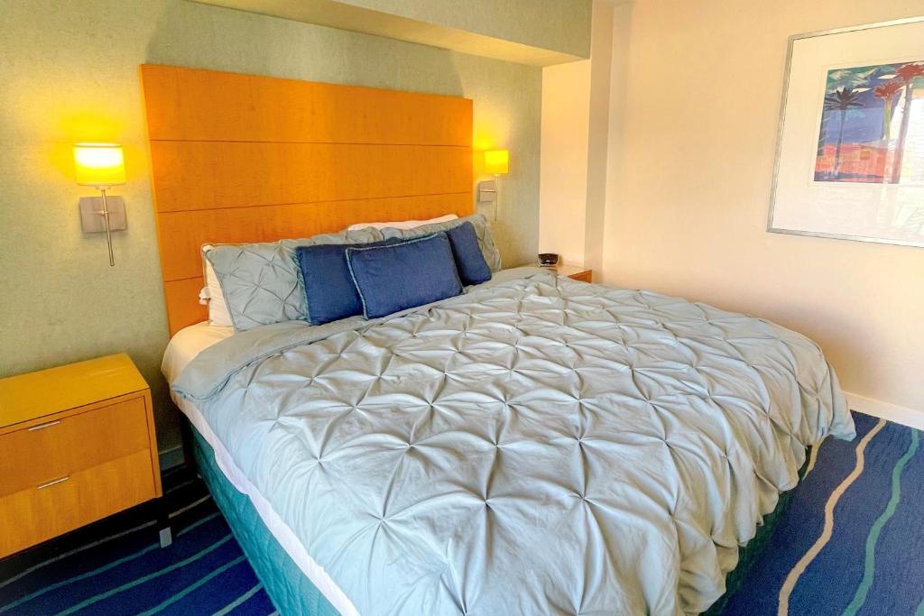 a bedroom with a large bed in a room at Ala Moana 1826 condo in Honolulu