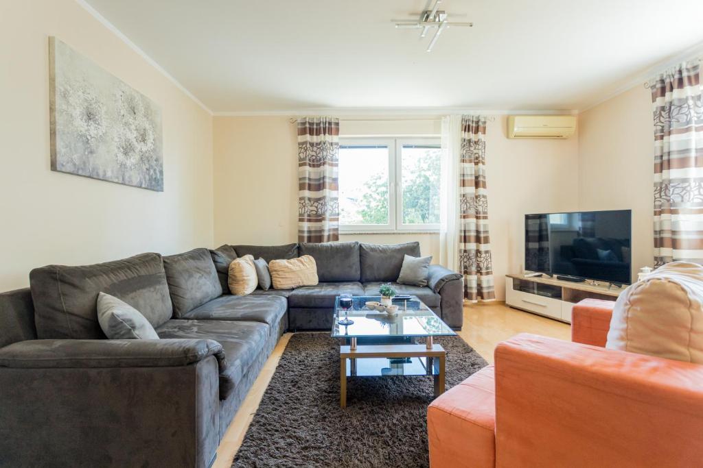 Televízia a/alebo spoločenská miestnosť v ubytovaní Apartment LaDoNi - #new#big#spacious#large garden