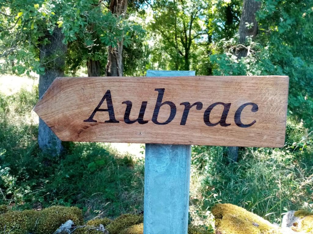 um sinal que diz antride em cima de um poste em Mas d’Aubrac em Limogne-en-Quercy