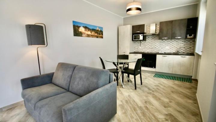 ein Wohnzimmer mit einem Sofa und einem Tisch in der Unterkunft Via Casne 2 Volpiano (TO) in Volpiano