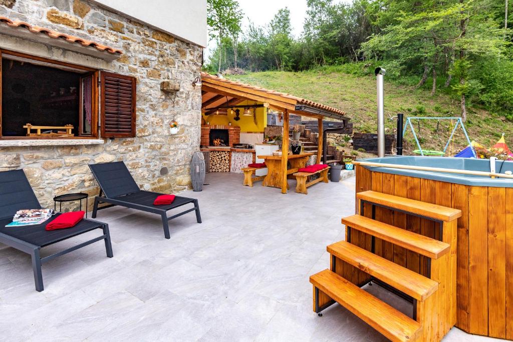 een patio met een zwembad en stoelen en een huis bij Rašpor 