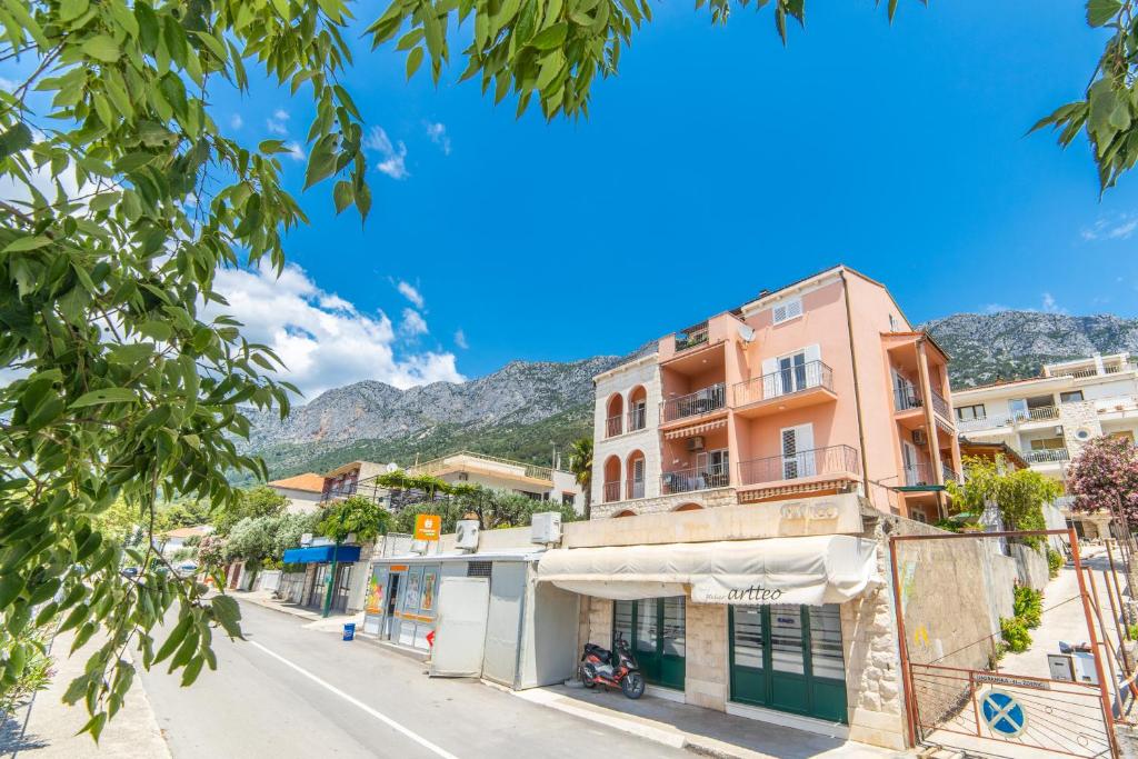 eine Straße in einer Stadt mit Bergen im Hintergrund in der Unterkunft APARTMANI LILE in Gradac