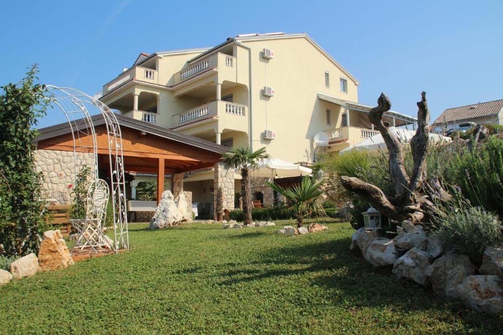 una casa grande con un patio delante en Villa Lilli - Appartements Kroatien en Crikvenica