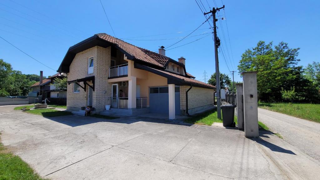 a small house on the side of a road at Apartman Progresso in Valjevo