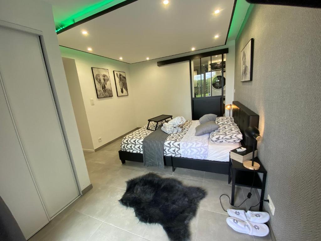 a bedroom with a bed and a pair of shoes at Appart dans un superbe quartier wierde in Namur