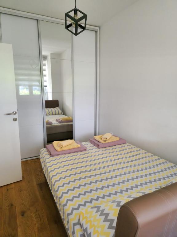 um quarto com uma cama com duas toalhas em Apartment, Stari Grad, Belgrade em Belgrado