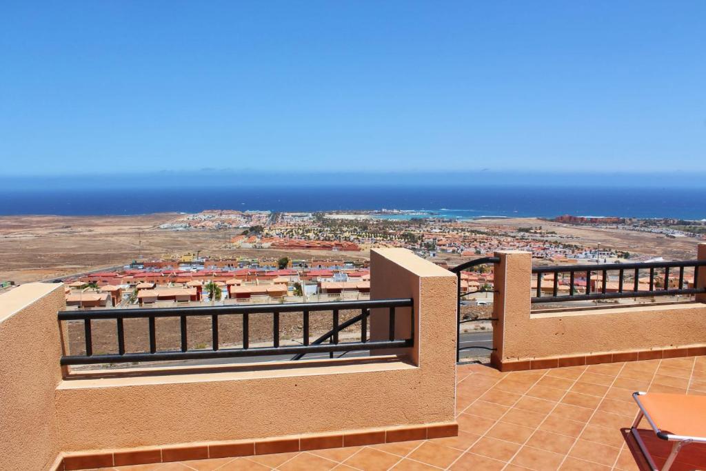 een balkon met uitzicht op de stad bij BALCÓN DEL ATLANTICO CALETA de FUSTE in Caleta De Fuste