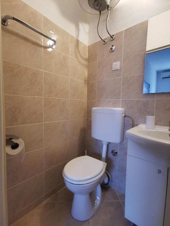 łazienka z toaletą i umywalką w obiekcie Apartment Matovina w mieście Zadar