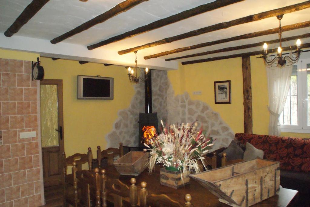 a dining room with a table and a fireplace at Dulce Encanto del Valle in Valle de Tabladillo