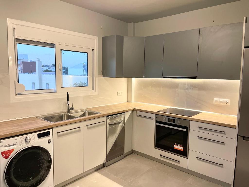 Kuchyň nebo kuchyňský kout v ubytování Serenity City Apartment