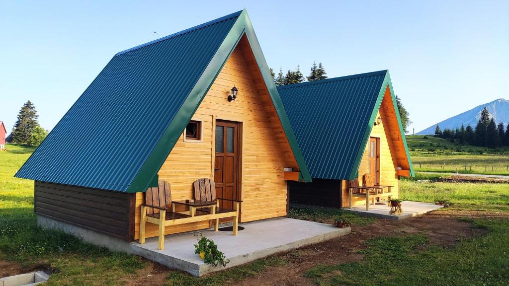 una piccola cabina in legno con tetto blu di Šumski raj a Žabljak