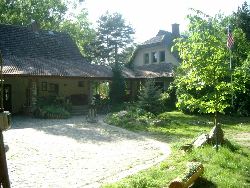 a house with a flag in front of it at Senfmühle Lubast in Lubast