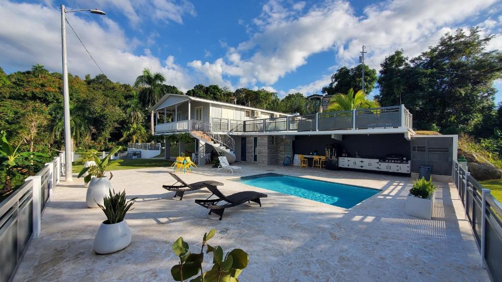 uma casa com piscina e uma casa em Palm's Bohemian House with Private Pool em Aguada