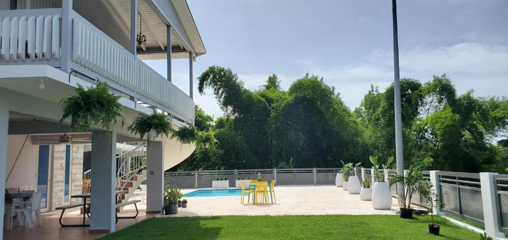 Bazén v ubytování Palm's Bohemian House with Private Pool nebo v jeho okolí