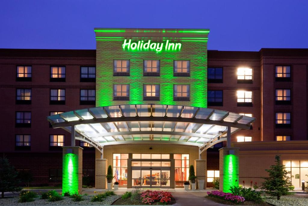 un hotel con un edificio iluminado con luz verde en Holiday Inn Madison at The American Center, an IHG Hotel, en Madison