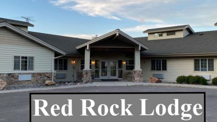 een huis met de woorden Red Rock Lodge ervoor bij RED ROCK LODGE in Challis