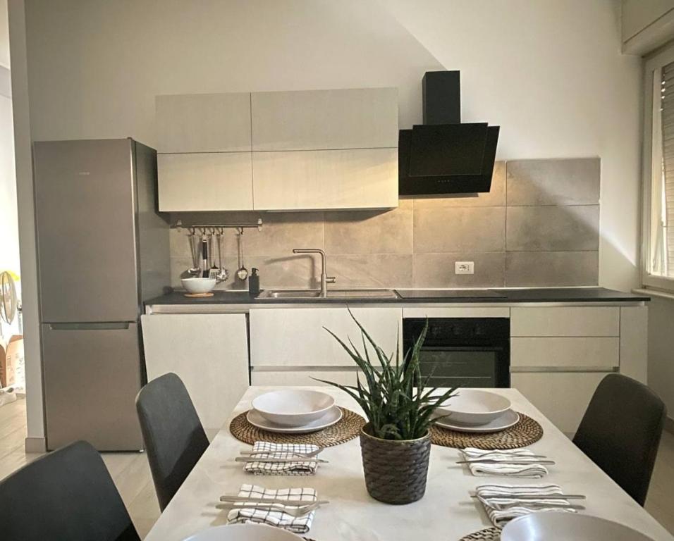 eine Küche mit einem Tisch mit Stühlen und einem Waschbecken in der Unterkunft Shining house in Milan in Mailand