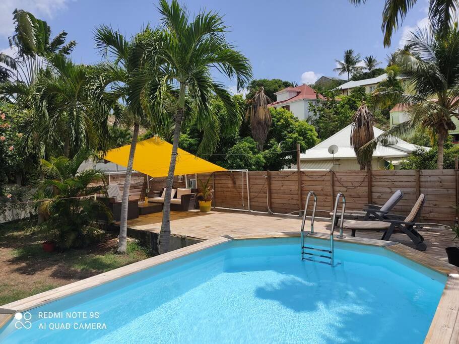 una piscina en el patio trasero de una casa en Guest House Bien-être créole, en Sainte-Anne