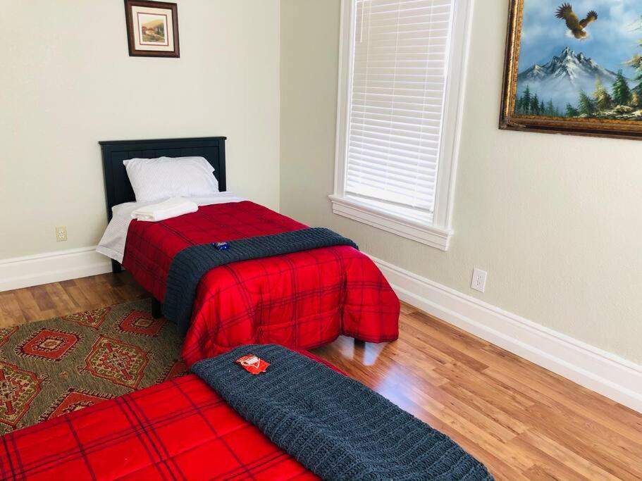 um quarto com duas camas e um cobertor vermelho em Mishas Comfort Haven em Marysville