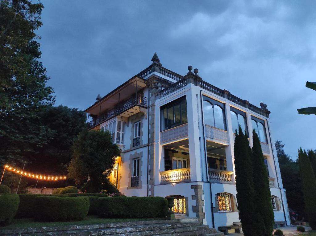 um grande edifício branco com luzes em CASA DE INDIANoS, UNA EXPERIENCIA UNICA EN EL CENTRO DE CANTABRIA em San Vicente de Toranzo