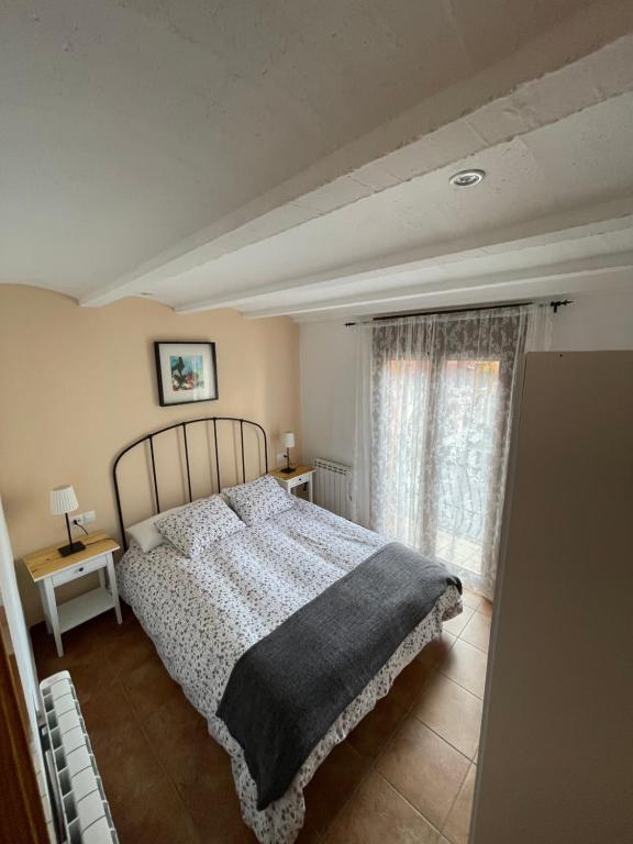 Un pat sau paturi într-o cameră la Apartamento con encanto