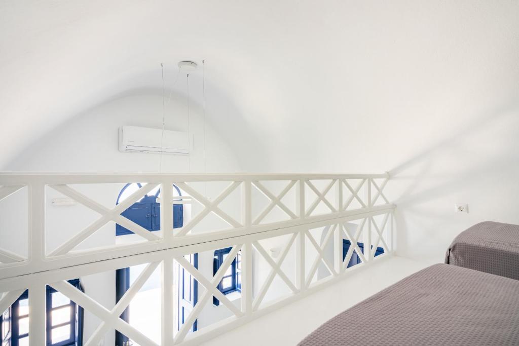 Łóżko lub łóżka w pokoju w obiekcie Oia Cave Loft