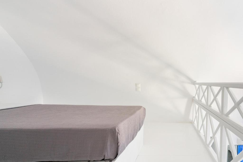 Łóżko lub łóżka w pokoju w obiekcie Oia Cave Loft