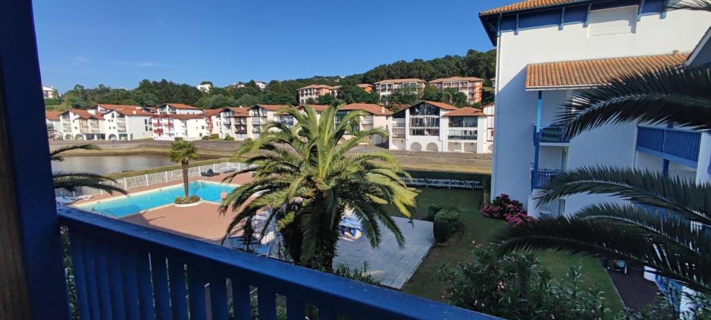 Basen w obiekcie Charmant 2 pièces proche de la plage de Socoa lub w pobliżu