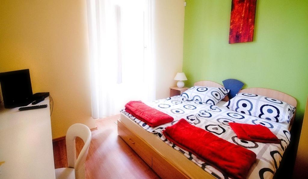 Postel nebo postele na pokoji v ubytování CentrÁlom Apartman