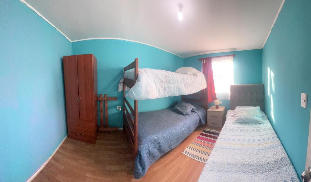 une chambre avec deux lits superposés et une fenêtre dans l'établissement Cabañas Don Pedro, à Coyhaique