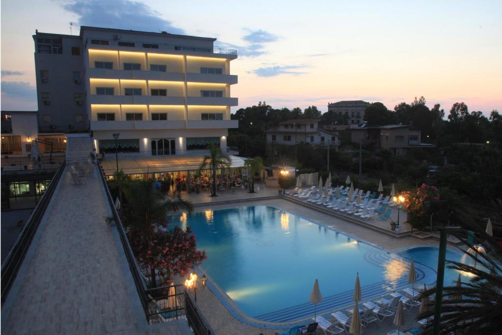 Bazén v ubytování Hotel Santa Lucia Le Sabbie d'Oro nebo v jeho okolí