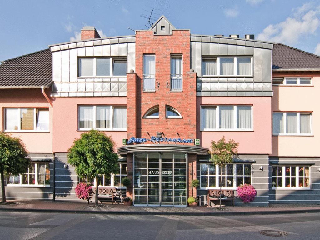 un edificio en una calle frente a un edificio en Hotel Restaurant Esser, en Wegberg