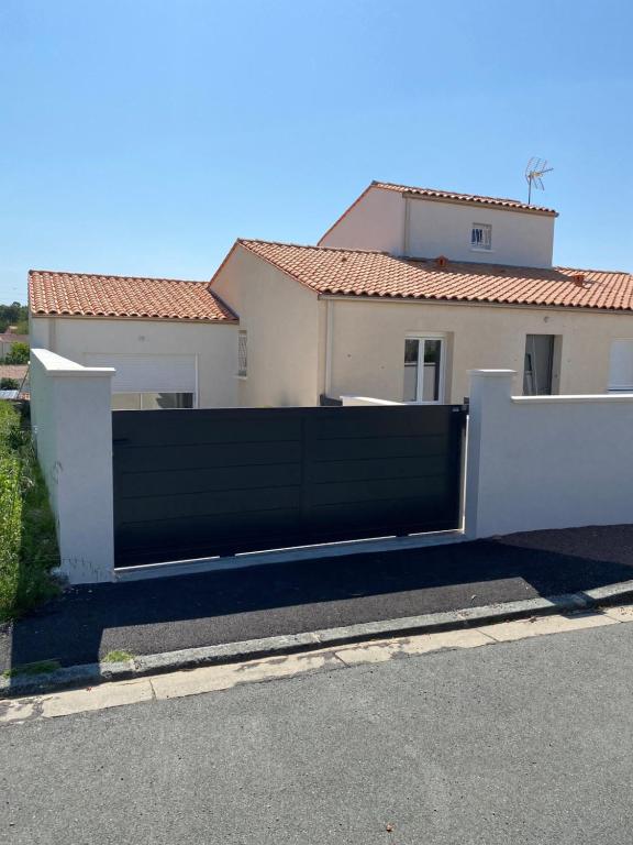 una puerta negra delante de una casa en Bel appartement chez particulier calme et piscine, en Royan