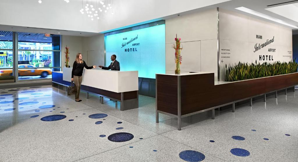 Predvorje ili recepcija u objektu Miami International Airport Hotel