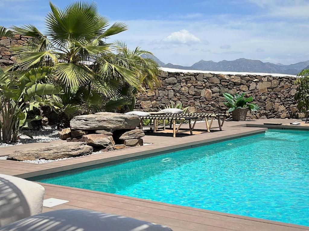 Basen w obiekcie Villa in Sayalonga with Pool and Sea Views lub w pobliżu
