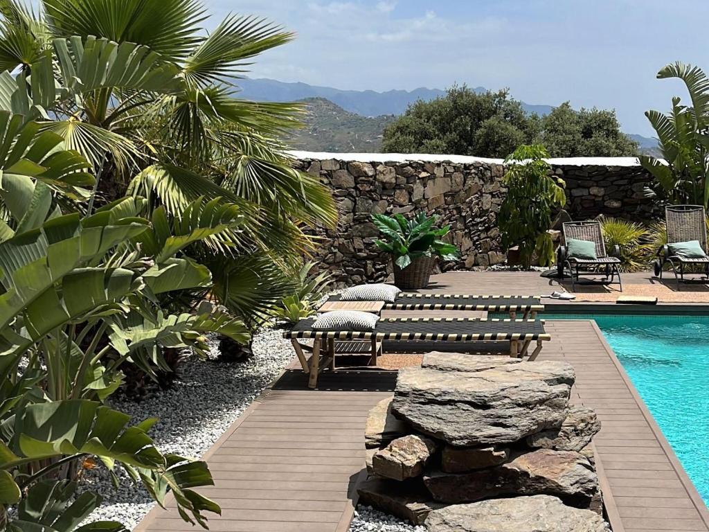 Basen w obiekcie Villa in Sayalonga with Pool and Sea Views lub w pobliżu