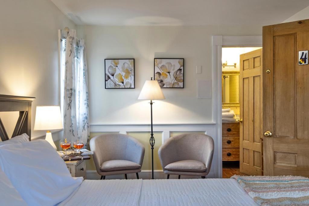 Youngtown Inn - Deluxe Queen Room