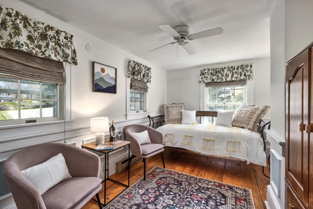 Youngtown Inn - Deluxe Triple Room