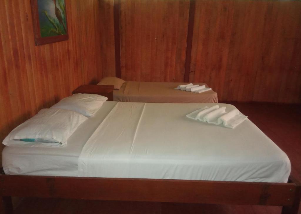 Postel nebo postele na pokoji v ubytování Amazon Jaguar Adventure & Lodge