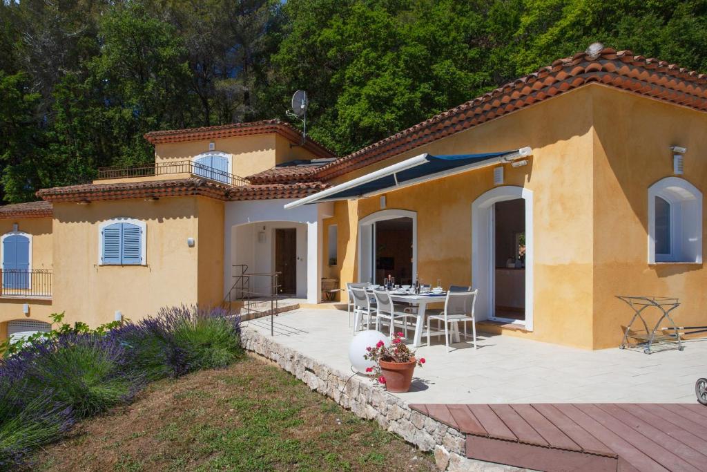 Wonderful villa with swimming pool and large exterior - Le Rouret - Welkeys